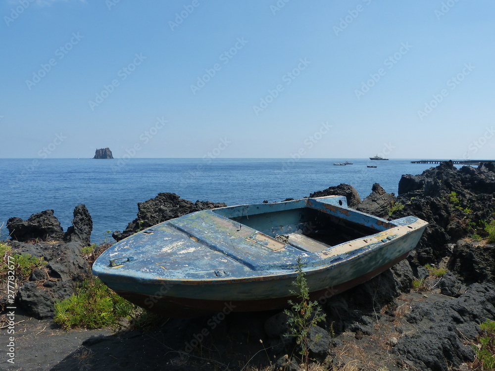 Barque échouée abandonnée