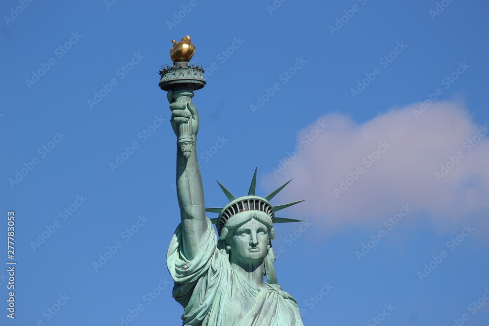 Fototapeta premium The imposing statue of liberty