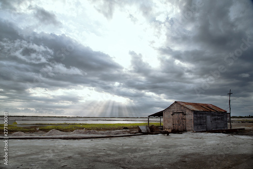 casa abandonada en hermoso paisaje con cielo gris © Sebastian Araya