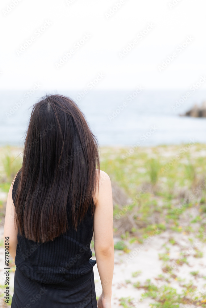 海背景 ロング 女性 後ろ姿 綺麗な髪 Stock Photo Adobe Stock