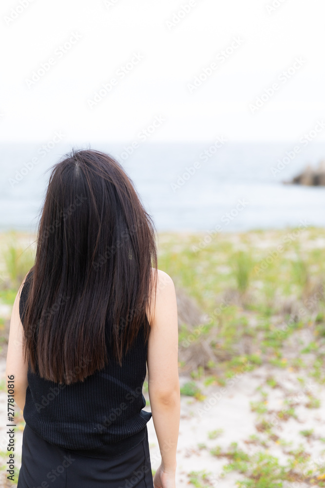 海背景　ロング　女性　後ろ姿　綺麗な髪
