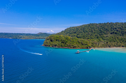 Blue sky and turqouise sea ocean at the island beside Koh Kood at the East of Thailand. © Surachetsh