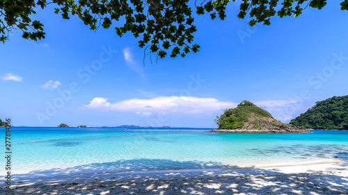 piękny widok na plażę wyspa Koh Chang Seascape w prowincji Trad wschodniej Tajlandii na tle niebieskiego nieba, krajobraz wyspy Morza Tajlandii