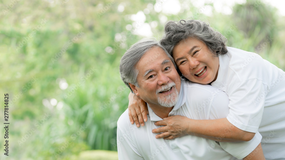 Obraz premium Happy love Elderly couple smile face , Senior couple old man and senior woman relaxing hug in a forest