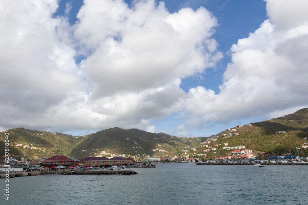 Fototapeta premium cloudy sky over island town
