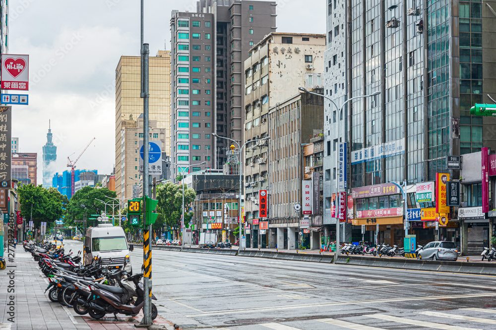 Fototapeta premium TAIPEI, TAIWAN - July 2, 2019: Street view of city center in Taipei, Taiwan