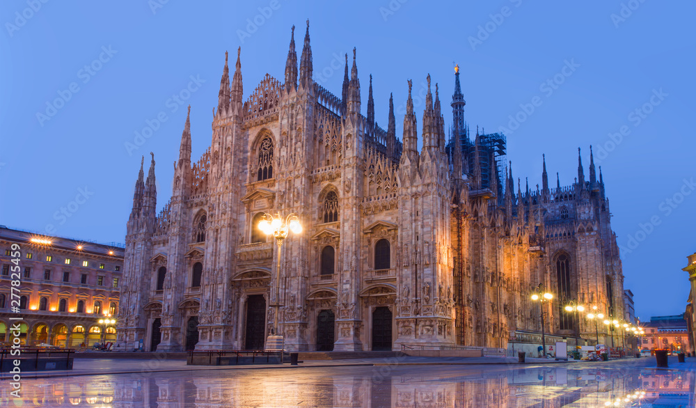 Fototapeta premium Katedra w Mediolanie - (Katedra w Mediolanie) i Piazza del Duomo w Mediolanie)