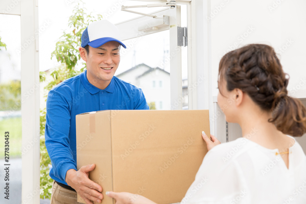 宅急便を届ける男性 宅急便を届ける男性