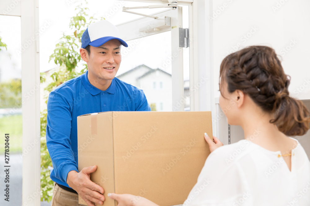 宅急便を届ける男性 宅急便を届ける男性