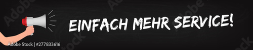 Hand hält Megaphon auf Kreidetafel Banner - Einfach mehr Service