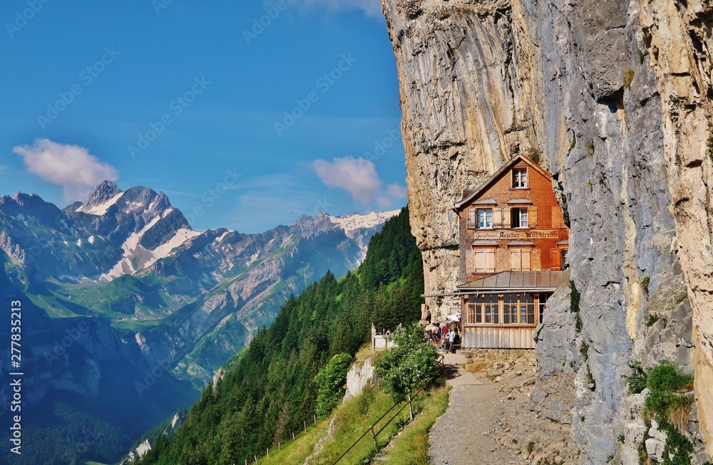 Berggasthaus Äscher an überhängender Felswand Berggasthaus Äscher an überhängender Felswand