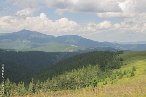 Trekking in the Carpathians, Hike to the border between Ukraine and Romania from Pop Ivan Marmarassky to Pop Ivan Chernogorsky. © Игорь Глущенко