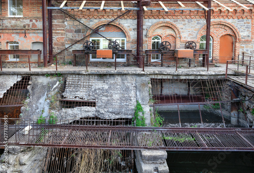 Obraz na plátně The old sluices on the riverbank needs repair.