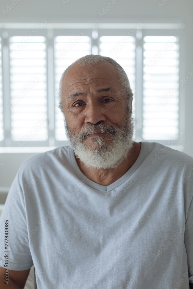 Obraz premium Man looking serious inside a white room