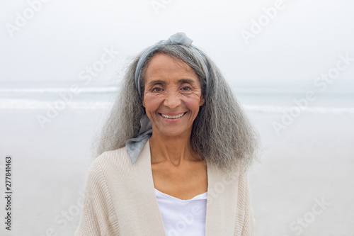 Foto Woman smiling at the beach