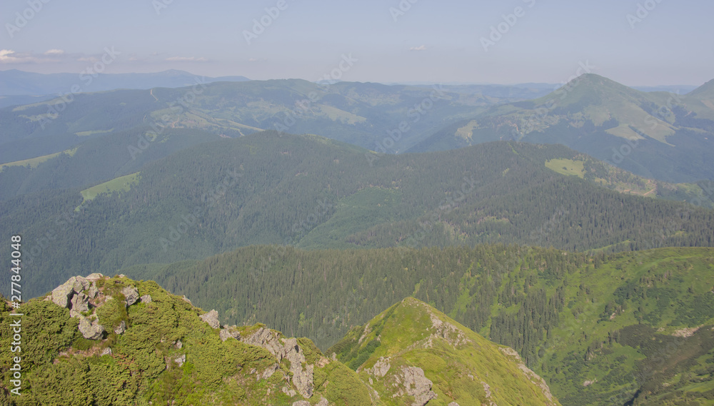 Obraz premium Trekking in the Carpathians, Hike to the border between Ukraine and Romania from Pop Ivan Marmarassky to Pop Ivan Chernogorsky.