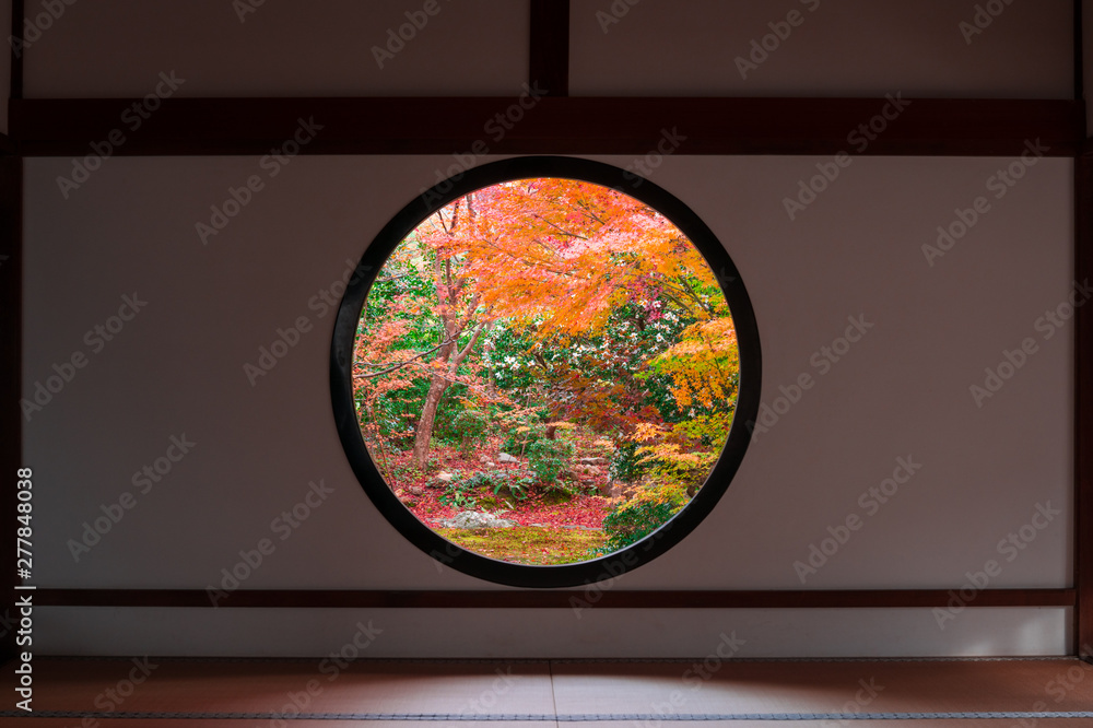 Obraz premium 京都 源光庵の紅葉 悟りの窓
