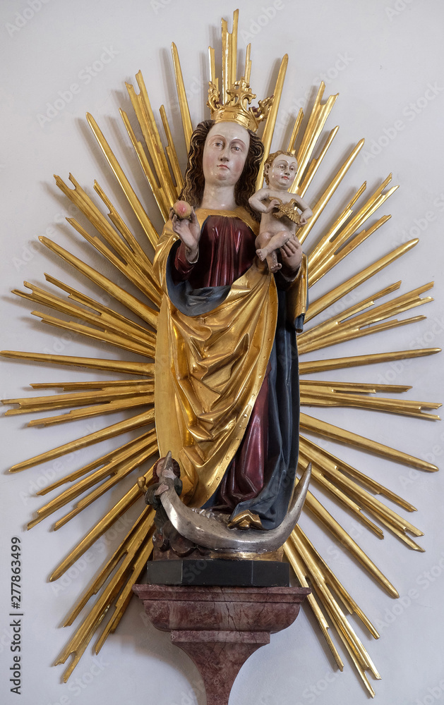 Fototapeta premium Virgin Mary with baby Jesus, statue in the Saint Lawrence church in Denkendorf, Germany