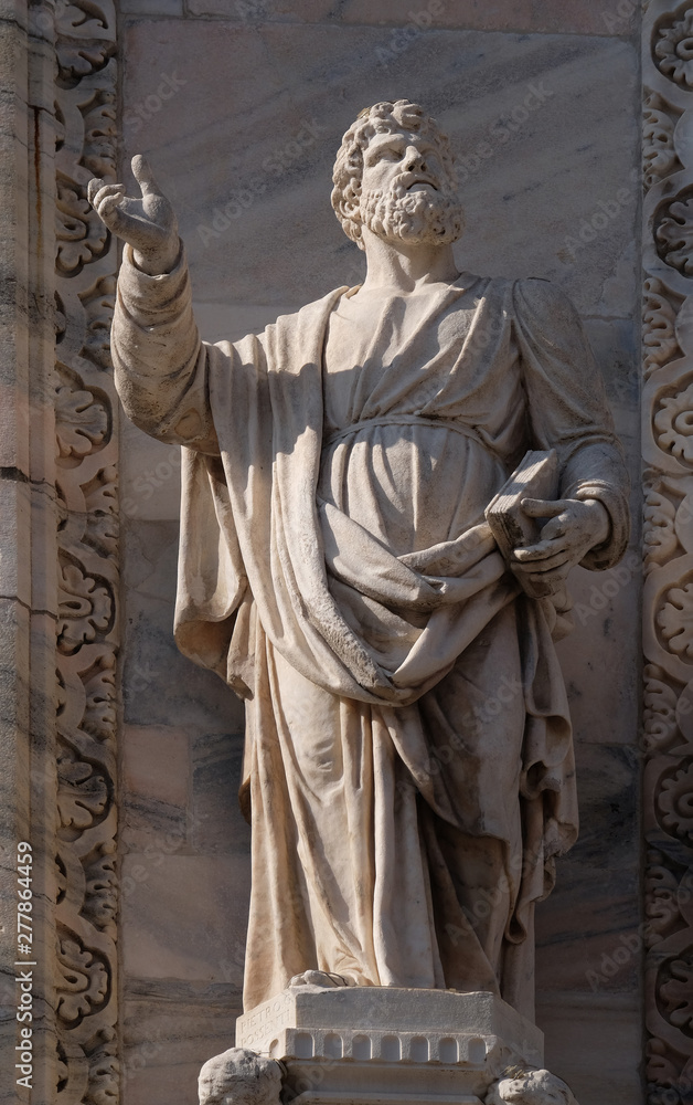 Apostle, statue on the facade of the Milan Cathedral, Duomo di Santa Maria Nascente, Milan, Lombardy, Italy