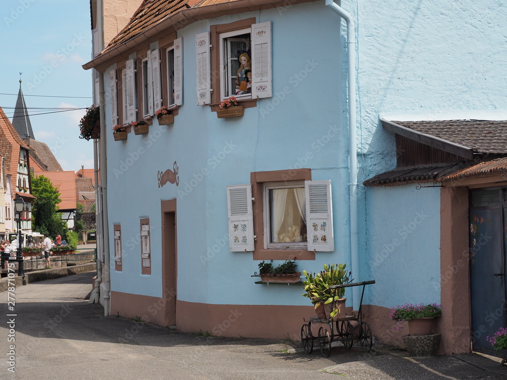 Obraz premium Wissembourg - Weißenburg – Weisseburch - im Elsass - mit mittelalterlichem Stadtkern