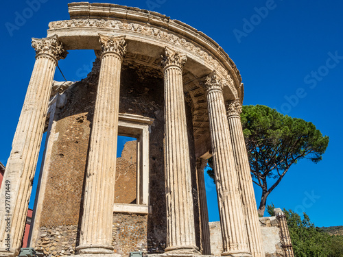 Konstfotografi Circular Temple or Vesta on the banks of the river Aniene in Tivoli, Italy