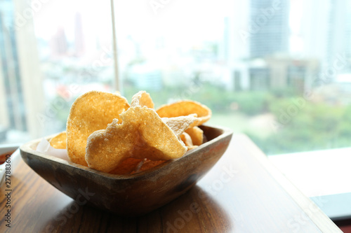 Photos shrimp crisp rice-cakes on wood bowl and table