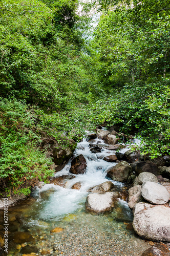 Dorf Tirol, Tirolerweg, Tiroler Kreuz, Wasserfall, Finelebach, Wald, Waldweg, Wanderweg, Vinschgau, Südtirol, Sommer, Italien