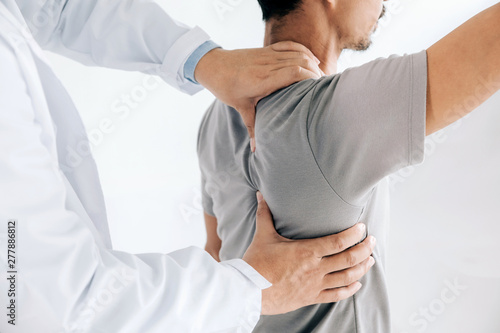 Schilderij op canvas Physiotherapist doing healing treatment on man's back