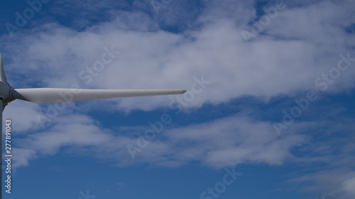 풍력발전기와 푸른 하늘