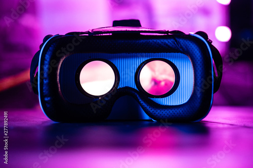 Foto 3d 360 vr headset glasses goggles lenses in futuristic purple neon light on tabl