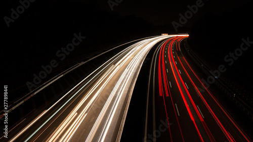 Leuchtspuren der Scheinwerfer von Autos bei Nacht auf der Autobahn bei Langzeitbelichtung © Thomas Heitz