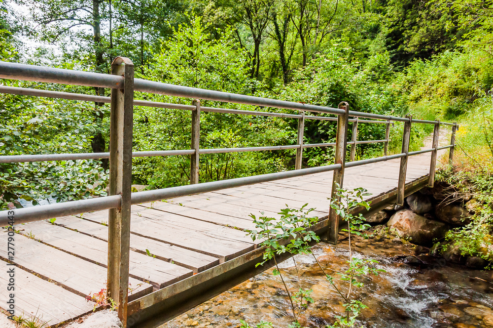 Dorf Tirol, Tirolerweg, Tiroler Kreuz, Wald, Wanderweg, Wasserfall, Finelebach, Brücke, Vinschgau, Südtirol, Sommer, Italien