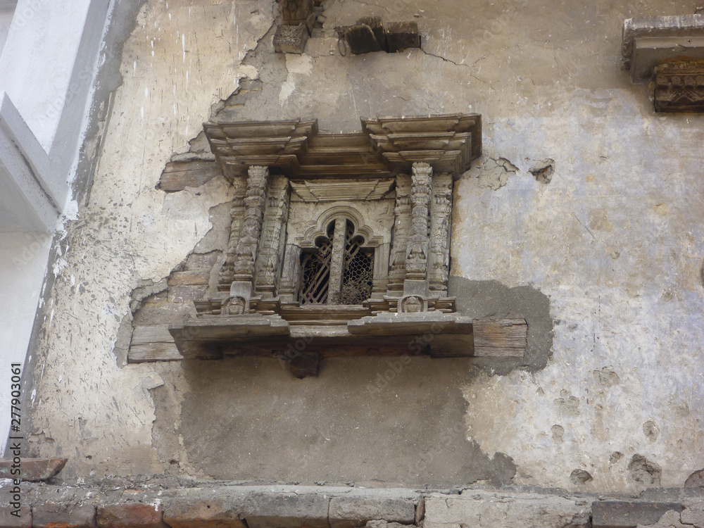 Fototapeta premium tradycyjny bogato zdobiony detal architektoniczny na starym budynku w nepalu