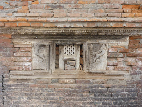 tradycyjny bogato zdobiony detal architektoniczny na starym budynku w nepalu