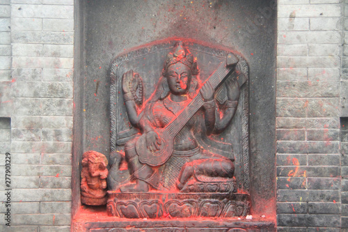 rzeźba hinduskiego bóstwa na fasadzie budynku w nepalu