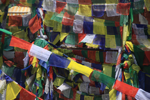dużo buddyjskich flag modlitewnych rozwieszonych na ulicy w nepalu