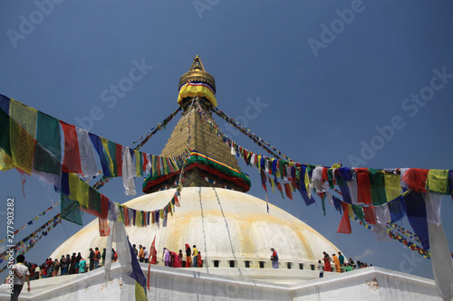 powiewaj  ce buddyjskie flagi modlitewne zwisaj  ce z kopu  y nepalskiej   wi  tyni oraz pielgrzymi