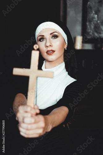 Foto Nun holding a cross