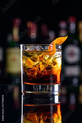 Fotografie classic cocktail negroni blur bar