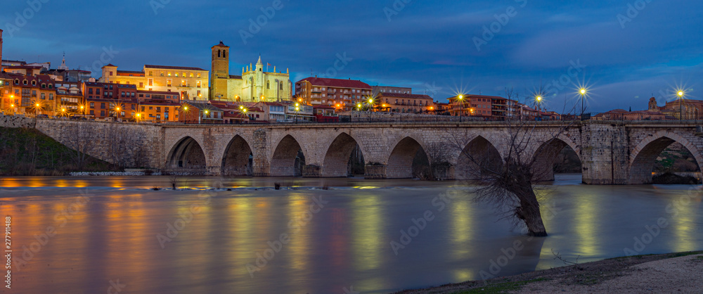 ciudad de Tordesillas a orillas del rio Duero en España