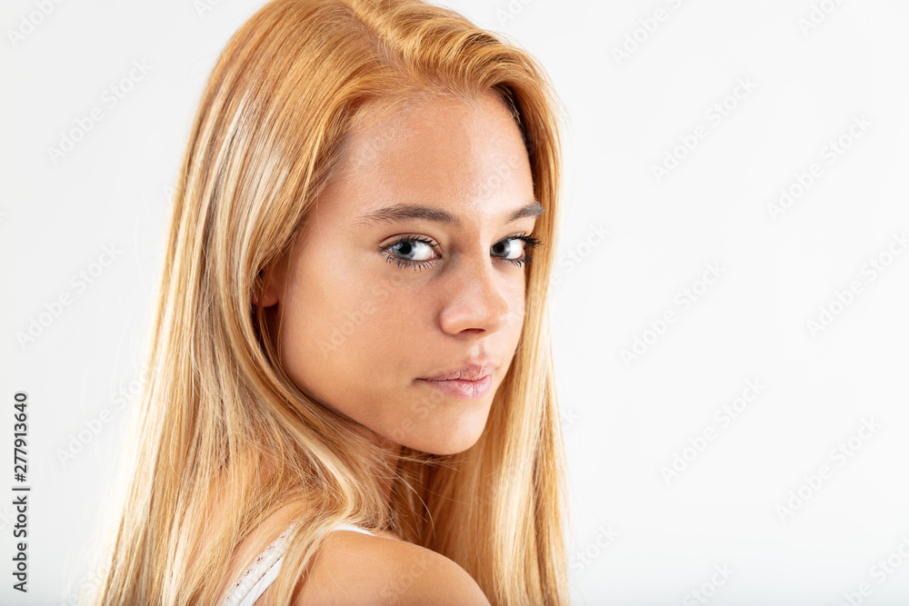 Naklejka premium Attractive young woman turning to camera