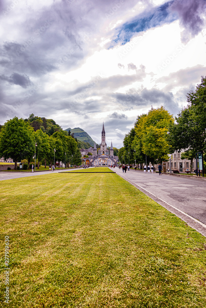 Fototapeta premium Basilica of our Lady of the Rosary in Lourdes, France