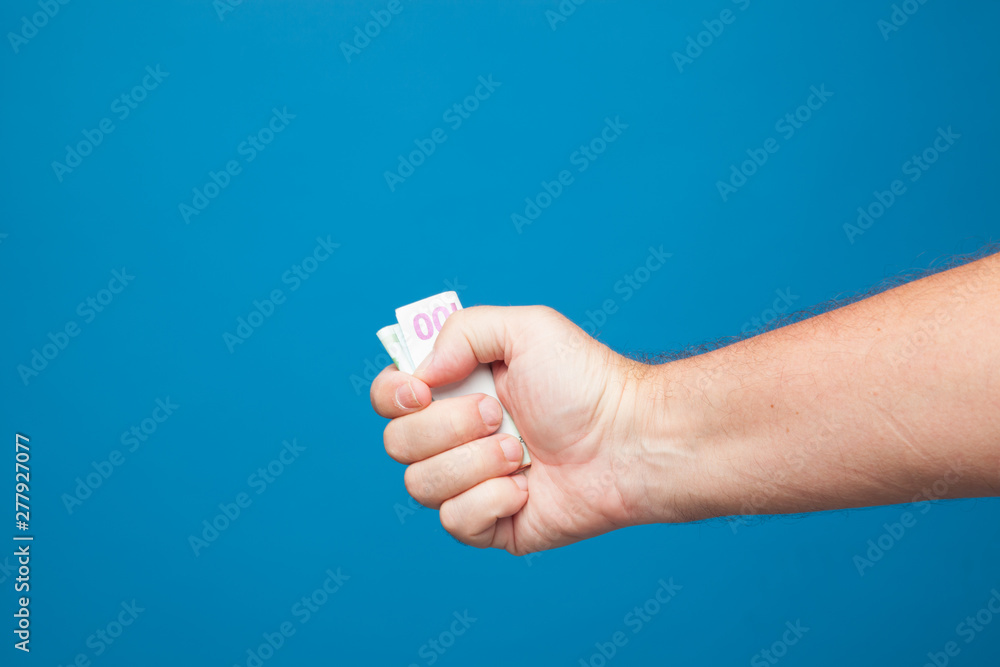 Acción de tener dinero en la mano, billetes de Euro. Acción de entregar dinero por la compra de algo. Entrega de monedas de Euros, Limosna, caridad. Acción de tener dinero en la mano, billetes de Euro. Acción de entregar dinero por la compra de algo. Entrega de monedas de Euros, Limosna, caridad.