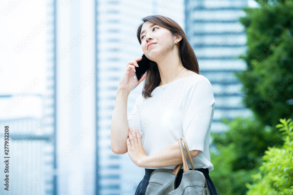 スマートフォンで電話する女性 スマートフォンで電話する女性