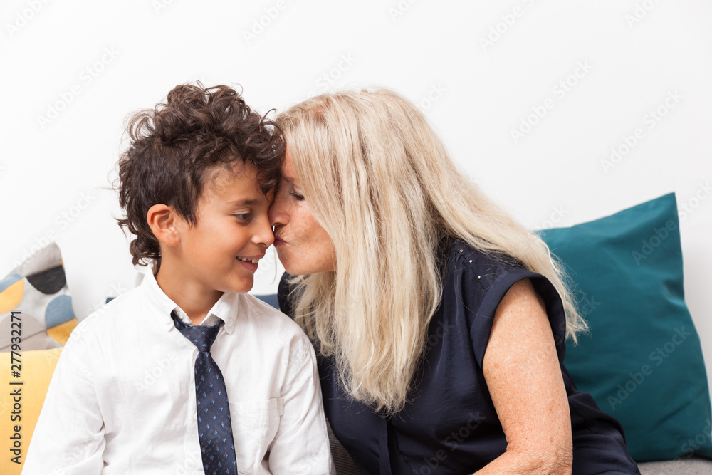 ENFANT FAISANT UN CALIN À SA GRAND MERE ENFANT FAISANT UN CALIN À SA GRAND MERE