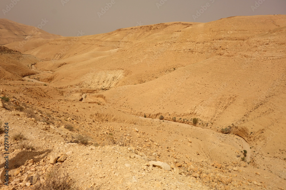 Wyschnięte koryto rzeki w Jordanii - obrazy, fototapety, plakaty 