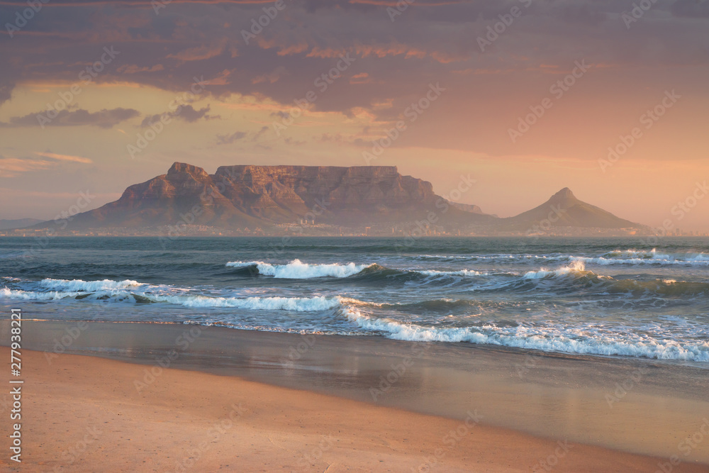 Naklejka premium Sunset Beach w pobliżu Kapsztadu. Widok na Górę Stołową