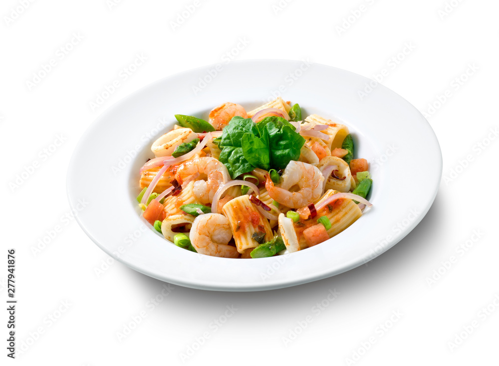 Ensalada con gambas con verduras sobre fondo blanco, vista cenital. Shrimp salad with vegetables on white background, overhead view.