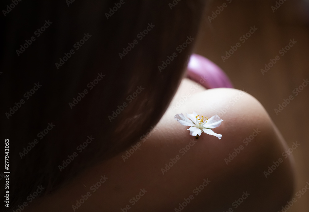 Obraz premium female shoulder with peach flower