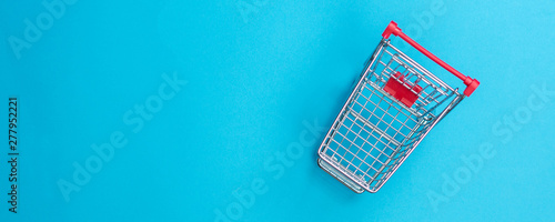 buying via online shop is easy as pie, small miniature shopping cart from above